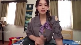 高颜清纯日本伪娘 5XSQ 在家吃鸡足交先给小哥哥口爆撸射 再上位骑乘无套爆操屁穴 内射