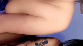 风骚的姐妹花镜头前兼职赚外快，全程露脸揉奶抠逼跟狼友互动撩骚，洗澡诱惑吃奶淫声荡语不断道具抽插真刺激