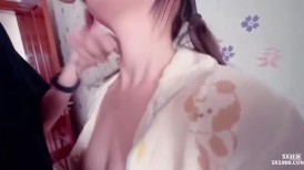 【兄妹乱伦】意淫自己妹妹 - 情人节拿下妹妹同学，小穴湿极了淫水裹满手指和肉棒，狂插颜射口爆无水印