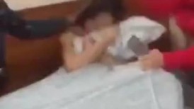 猎奇 女方抓奸，等自己老公插进去后，带着一群人冲进去，对着小三就是一顿疯狂输出！拳打脚踢
