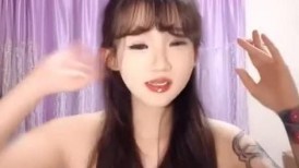 风骚的社会小妹樱井川奈酱穿上性感的黑丝女仆装诱惑狼友发骚，让小哥吃奶玩逼特写展示，口交大鸡巴各种爆草