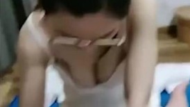 探访按摩店 调戏按摩技师劝良家少妇下海，深沟美胸看的人发痴！