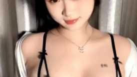 极品大奶宝贝全程露脸跟小哥激情啪啪，颜值不错乖巧听话深喉大鸡巴，激情上位让小哥后入爆草浪叫呻吟好骚啊