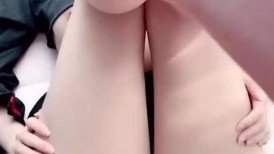 一线天白虎美穴美少女『小情趣』一线天馒头穴肉鲍甚是诱人，紧致吸吮天呐太上头了 轻轻一操就哼哼唧唧的