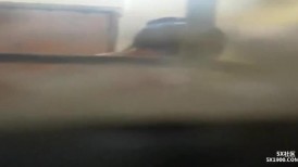 合租房冒死爬墙偷窥身材不错的小姐姐洗澡