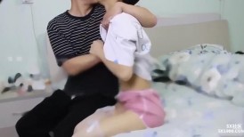 宇宙兄妹乱伦》高三妹妹破处流血内射 处女妹妹偷看A片