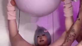 5XSQ极品阿黑颜母狗「5XSQ噗噗」《噗噗的周六深夜节目档——塑形计划》在健身球上被强制无套后入