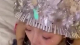 最近超火的少数民族妹子，淳朴姑娘沦为反差小母狗，跪着认真舔鸡巴，眼神迷离，太极品了
