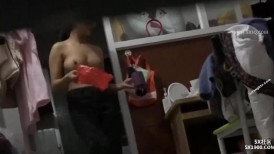 贵在真实】，姐妹合租房，猥琐女赚外快，偷拍闺蜜日常屋内洗澡裸奔，身材不错，奶子坚挺