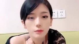 这奶子都够玩一年，短发露脸足球宝贝诱惑，极品大奶尤物听狼友指挥大秀，脱光光发骚，揉奶骚奶展示骚穴刺激