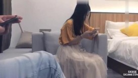 黄衣白裙粉嫩嫩小美女 纯纯气质渴望眼神把鸡巴搞的硬邦邦，口交吞吸扶着纤美腰肢啪啪猛力撞击圆润屁股后入操穴