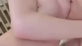极品反差婊 高颜值情侣酒店激情啪啪，吮吸奶子如婴儿吃奶，趴在床上高难度后入猛艹