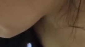 爸爸临时下工地加班，在家中客厅强操性感的母亲谁知中途爸爸回来中断施法，太刺激了母亲被操失禁