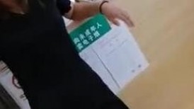 精品厕拍】，坑神真实偷拍，风韵犹存美少妇大小便，拍完还和她搭讪对话，无水印原版_ (4)