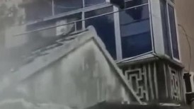 美女家中着火无奈裸体逃生 楼下一女子吃瓜不怕事大拿手机对准其下体阴部猛拍！001