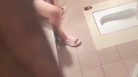 小叔子回家发现嫂子洗澡没关门 卧槽，没想到嫂子这么骚直接就开干