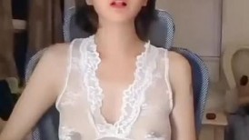 很有韵味的小少妇，全程露脸丁字裤，逼里塞着跳蛋自慰呻吟，表情好骚跟狼友互动听指挥揉奶玩逼，不要错过
