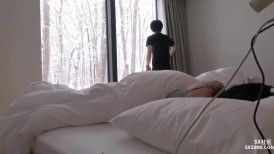 火爆Myfans约炮大神【5XSQ】与符文女孩的北海道旅行，豪乳肥鲍中出内射，一对车大灯肏的乱颤