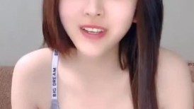 难得一见的美女宝贝深夜撩骚互动狼友，全程露脸乖巧可爱听狼友指挥脱光光玩弄骚逼洗澡诱惑跳蛋自慰呻吟可射