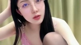 2025年4月新人，有身材，有曲线，爆乳完美，【初雪】脱光光，极品御姐肤白貌美，淫荡的液体缓缓流出
