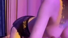 抖音形体舞蹈教练【妮可形体舍宾】身材很哇塞的颜值少妇，大胆掰逼，道具自慰