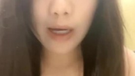 来了大姨妈的妹子穿着安全裤跟狼友撩骚互动，玩弄骚奶子特写展示逼逼，边玩边擦给狼友看，精彩刺激无水印