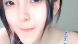 校花级妹子全程露脸精彩大秀直播，跟狼友撩骚互动，舔弄奶油假鸡巴湿身诱惑，跳蛋塞逼里道具抽插，呻吟可射