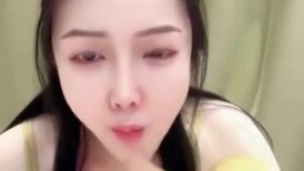 2025年4月新人，有身材，有曲线，爆乳完美，【初雪】脱光光，极品御姐肤白貌美，淫荡的液体缓缓流出！