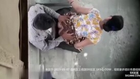 偷拍缅甸情侣公园椅子野战打炮 实在是太爽太刺激了没操几下就射了，感觉掏出来把鸡巴擦干净