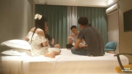 三对情侣酒店玩牌输了女生脱衣服最后全部脱光光玩6P