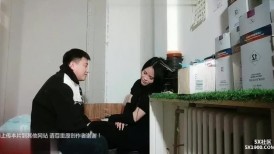 漂亮良家小少妇 不行 我要上厕所 被胖哥带回房间在沙发强行抠逼脱衣 无套输出 内射