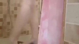 周末家里停电妹妹跑来我的出租屋避暑❤️精虫上脑的我偷袭了睡着的妹妹控制不住把妹妹的嫩逼灌的满满的 (2)