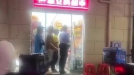 买100摸左边 买200摸两边 骑手满100想摸双乳被老板娘拒绝后报警了 杭州西湖区小超市性感老板娘生意爆火的秘密002