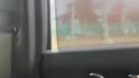 援交高中生妹妹与金主激情车震 边撸边吻啪啪！一线天白嫩无毛小嫩穴 看起来挺文静私下骚出水 一插进来秒变小荡妇