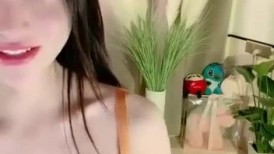 近期下海的极品炮架，大长美腿 脸蛋儿也很漂亮的女神【美惠子】非常地骚气，苗条高挑的身材，各种自慰 表情非常欠操