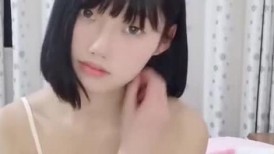 极品尤物短发美少女！新主播比较害羞！难得大尺度收费房，脱下背心白嫩美乳，翘起屁股紧致嫩穴