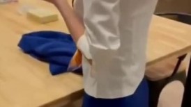 漂亮制服美女3P 身材娇小 同时伺候三根肉棒 嘴叼逼插 被无套输出 非常享受舒坦
