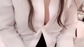 剧情演绎：骚妇勾引小叔子，此等勾引根本受不呀，只能把她艹了，狂艹艹得她爽歪歪！