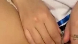極品反差婊 穿著校服的妹子自摳小穴求被操 插入後只懂叫爽，無套內射，精液滿小穴 (1)