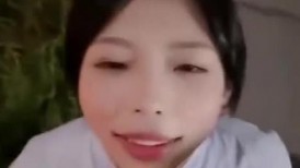 ✅【露脸才是王道】户外调教清纯学生妹，当出租车的面扇耳光！带回家尿脸上，棋牌室门口紫薇！这又是谁的白月光