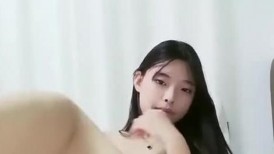 颜值不错的姐妹花两人酒店一起发骚，全程露脸白丝诱惑跟狼友互动撩骚，揉奶玩逼特写展示给狼友看，精彩刺激