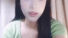 颜值不错的姑娘深夜跟纹身小哥激情啪啪，乖巧听话各种舔弄大鸡巴，让小哥揉奶玩逼各种抽插，后入冲刺干到射
