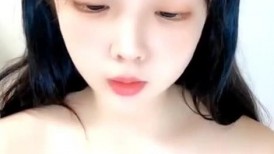 无毛白虎风骚小妹让好大哥草她都写奶子上了，全程露脸激情大秀，揉奶抠逼道具抽插，高潮冒白浆浪叫呻吟不止