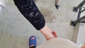 剧情母子乱伦趁着老爸不在家让老妈大胆在楼道自慰到喷水淫荡老妈跪求儿子快点插她让她的骚逼别那么痒了