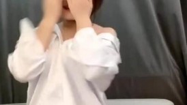 06小瑶瑶奶挺逼嫩全程露脸激情发骚，逼毛没几根近距离展示，自己抠弄骚逼淫水多多，呻吟可射精彩刺激别错过