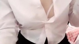 剧情演绎：极品少妇勾引小叔子，隔着内裤磨大屌，根本受不了，无套后入艹几下软了，又口硬继续艹逼！ (2)