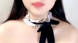 甜美诱人的女仆装宝贝，全程露脸乖巧听话跟狼友撩骚互动，无毛白虎逼肥美性感，道具抽插高潮冒白浆呻吟可射