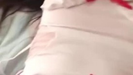 极品反差婊：清纯可爱的小妹纸被男友无套猛艹，超骚超主动，稀疏的阴毛，主动靠近磨逼逼，太爽太刺激了！