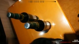 东北口音对白空虚富姐酒店开房洗澡勾引来送酒的服务生飘窗前看着夜景激情啪啪