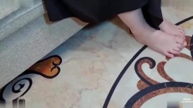 FC2 4702071 【无/多毛/初次群交】19岁纯真少女大学毕业后被4个男人干！共4张未剪辑中出！